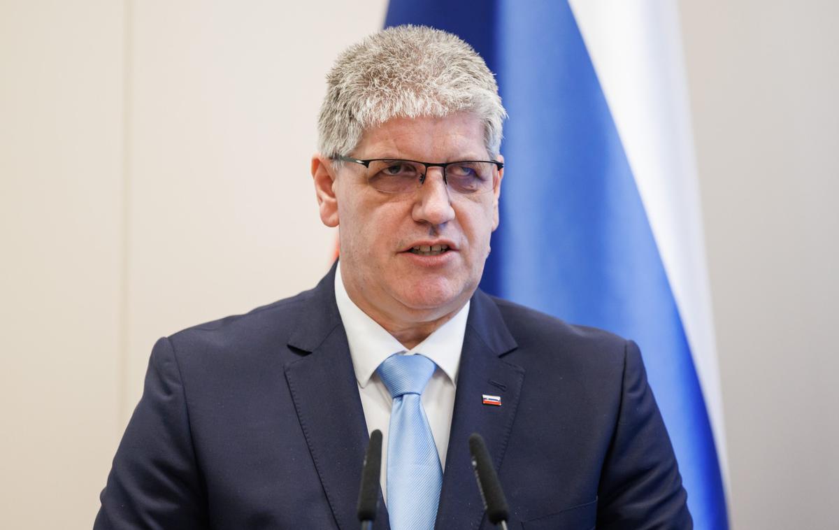 Interpelacija ministra Poklukarja: med politično odgovornostjo in krizo zaupanja