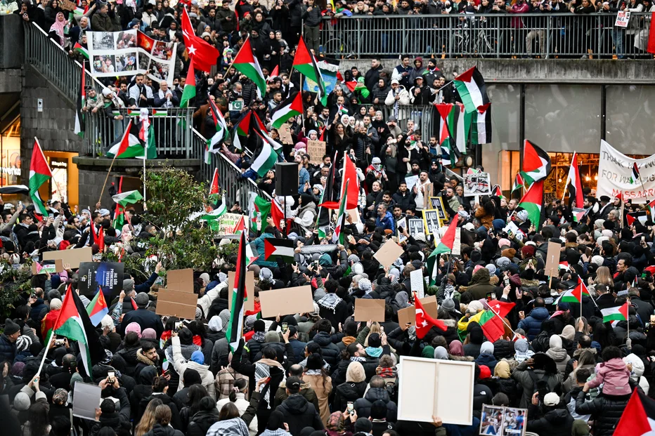 Propalestinski protesti v Ženevi: Pet policistov poškodovanih, protesti prerasli v nasilje