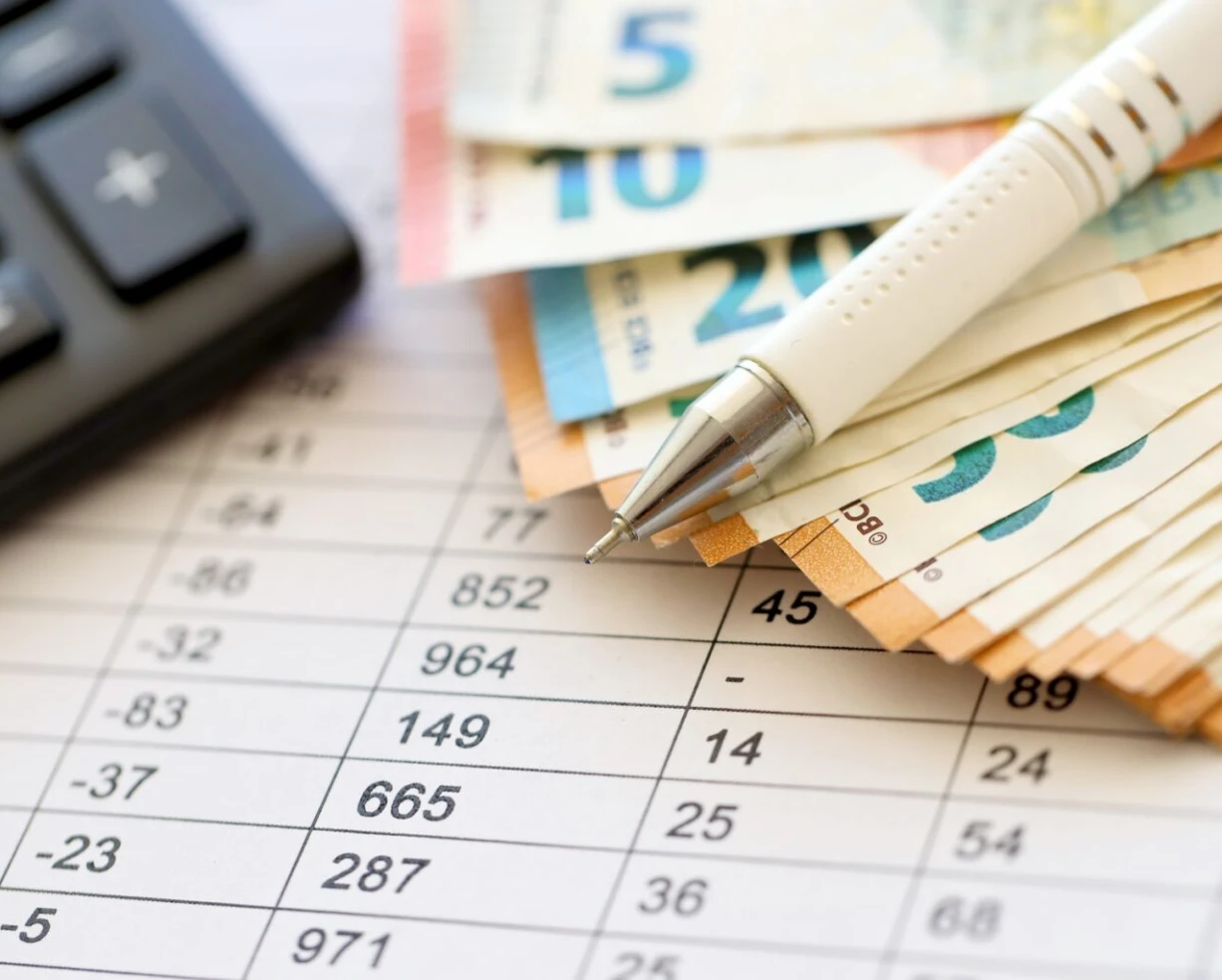 Slovenija plačuje manj, a dobiva tudi manj? Javni prispevki zaostajajo za EU povprečjem – kaj to pomeni za državljane