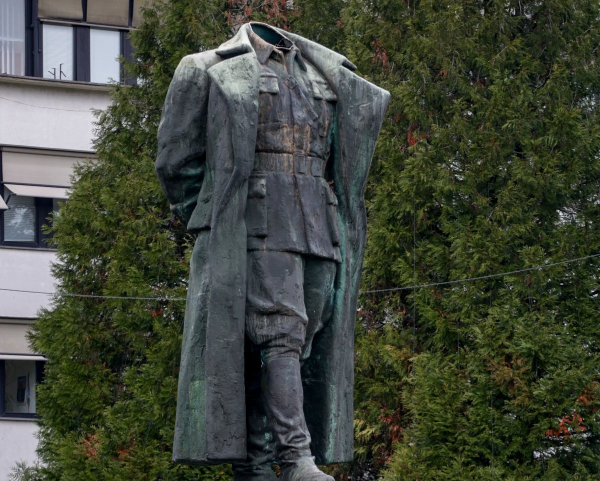 Obglavil Titov kip – zdaj mu grozi do osem let zapora!